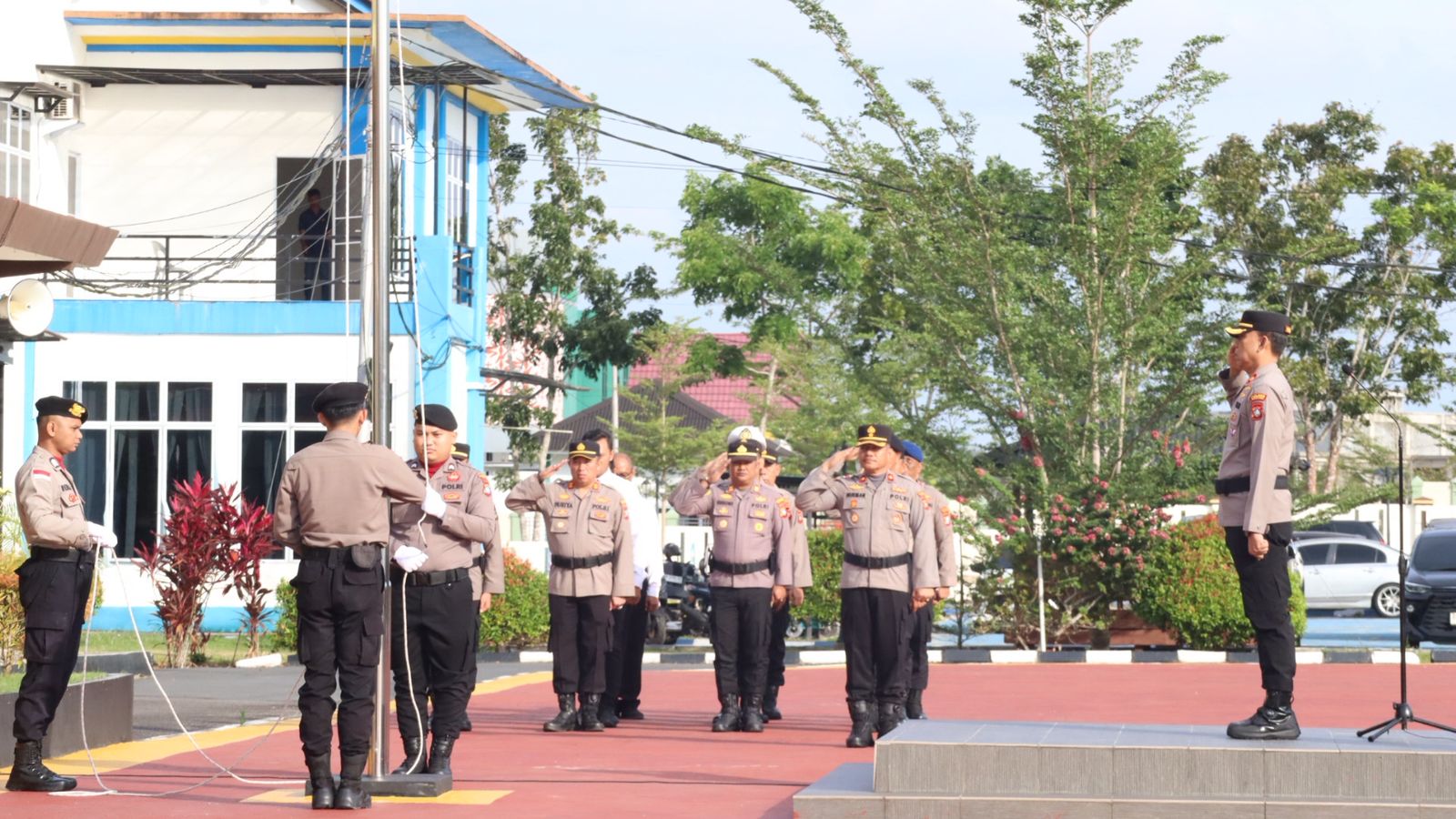 Wakapolres Bintan, Kompol Eri Sujati memimpin apel Peringatan Hari Kesadaran Nasional di halaman Mapolres Bintan, Bintan Buyu, Senin (19/1/2026). F. Bako untuk Batam Pos.