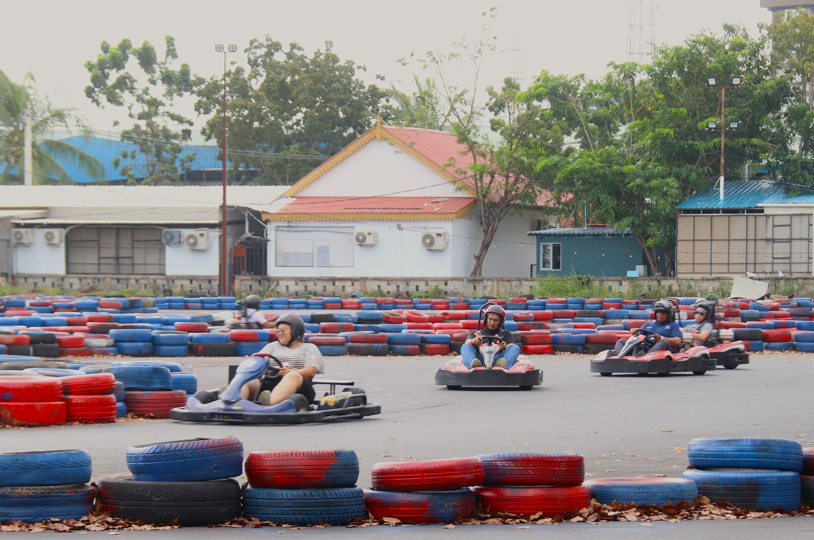 Sejumlah wisatawan bermain gokar di arena sirkuit gokar Golden City Bengkong, Jumat (16/1).