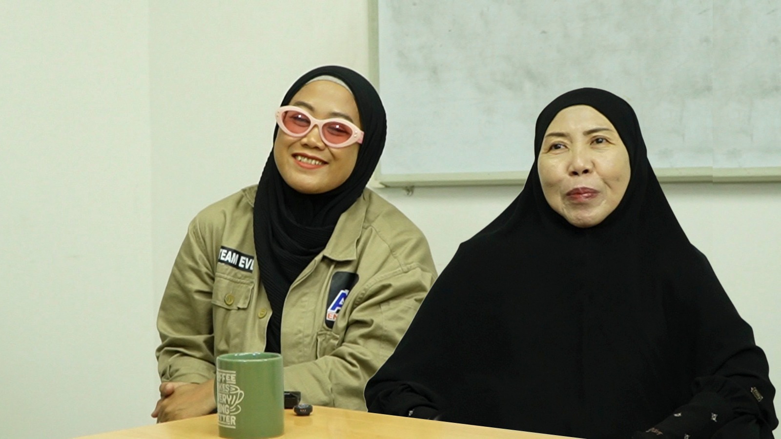 Gevi Astorina (kiri) dan Neli, pemenang program Top Spender Umrah Grand Batam Mall tahun 2025. F. Ari Aklbar/Batam Pos