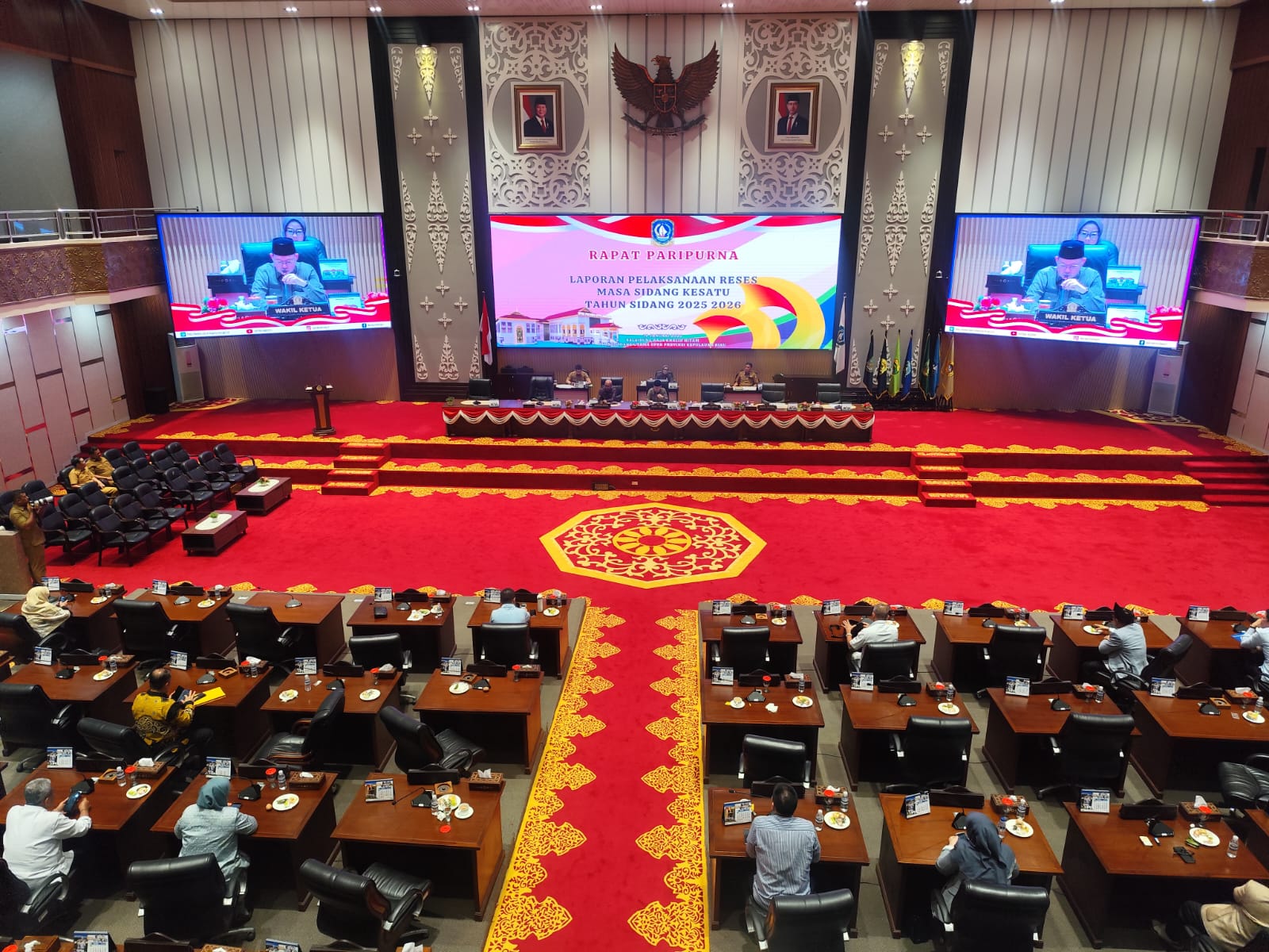 SUASANA Paripurna penyampaian hasil reses oleh masing-masing Dapil di Kepri, Senin (19/1). F. Mohamad Ismail/Batam Pos