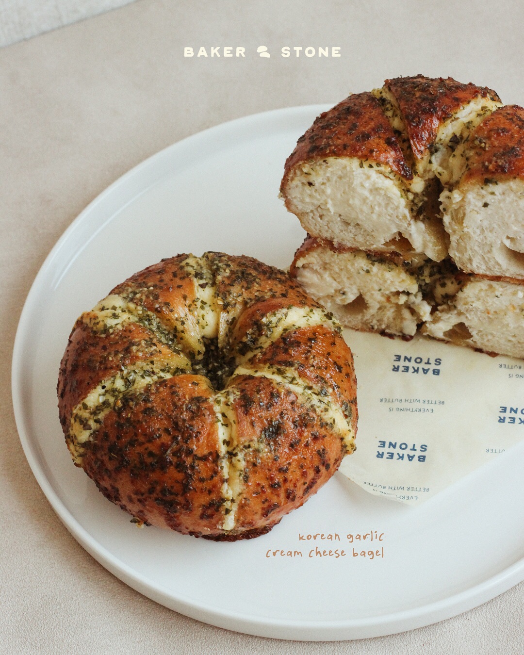 Bagel merupakan roti cincin dengan berbagai varian rasa.