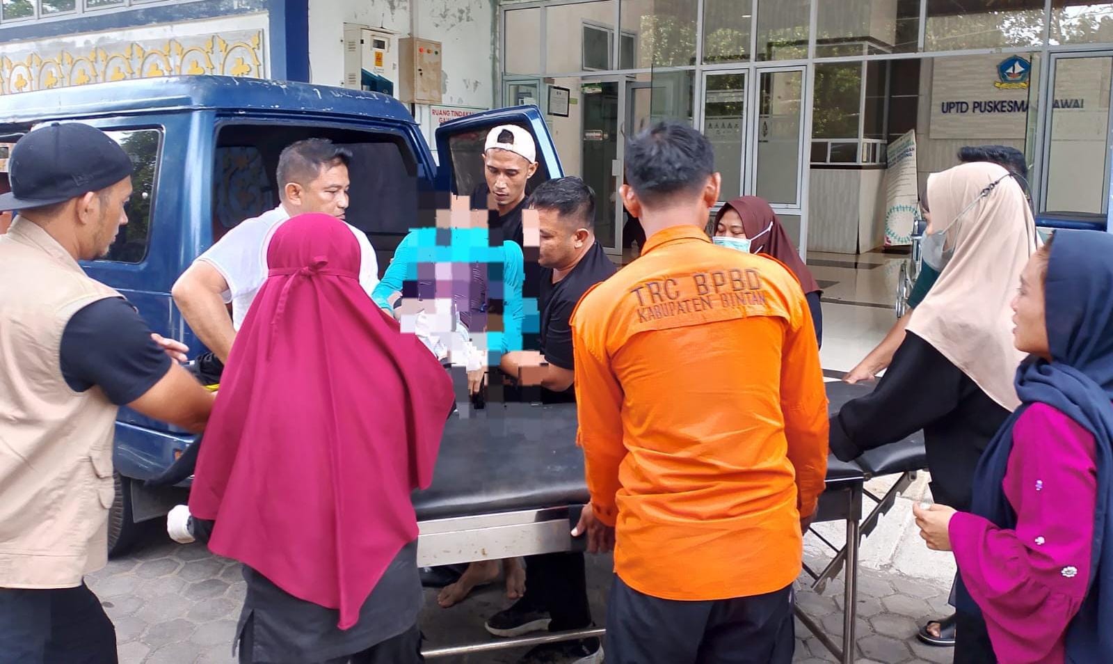 PETUGAS medis dan Tagana mengevakuasi jenazah Tomi Sariadi ke Puskesmas setelah tenggelam saat memancing di Pantai Lobo, Gunung Kijang, Minggu (18/1/2026). F. Rabul Yamin untuk Batam Pos