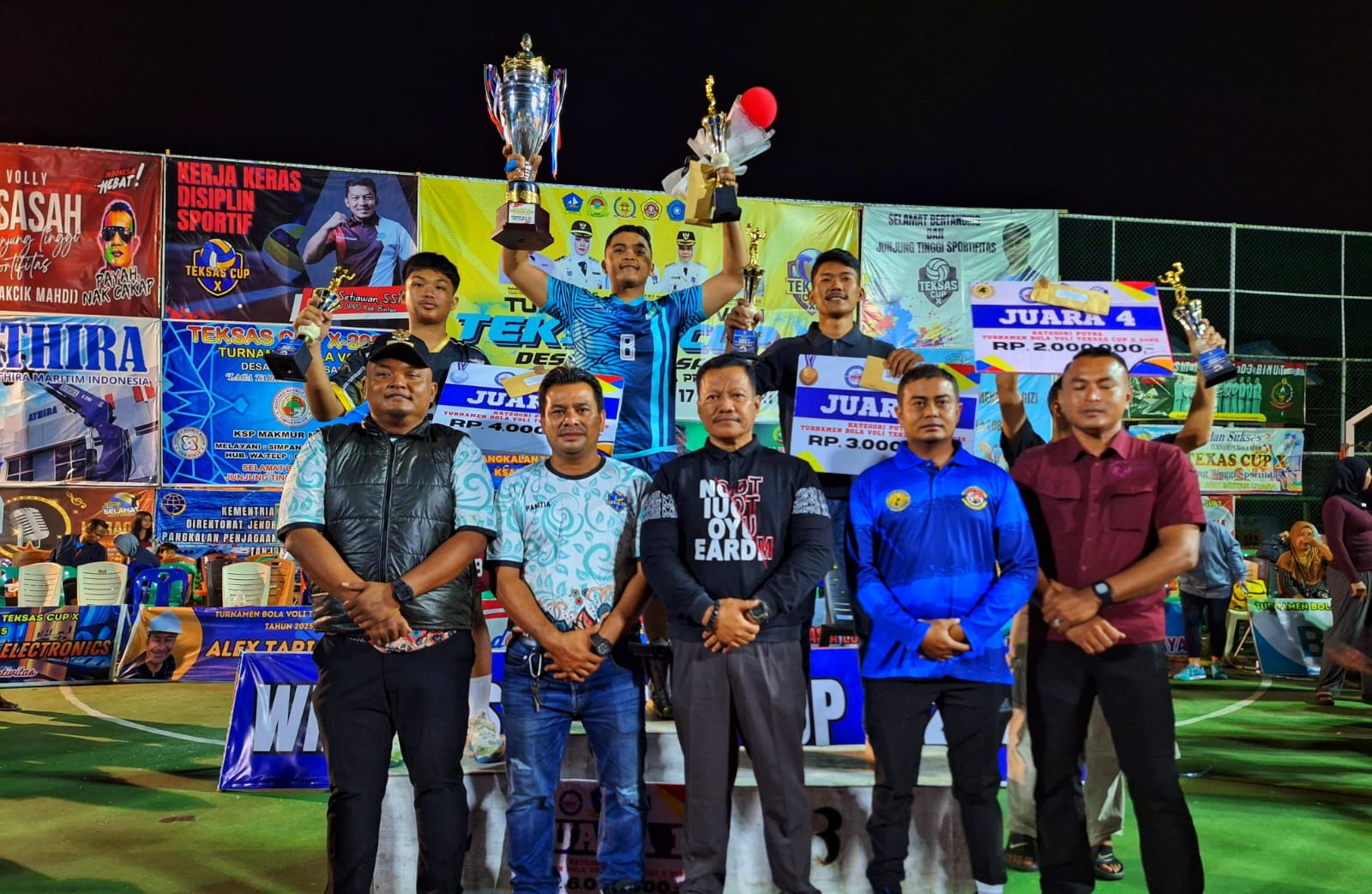 PARA pemenang dalam turnamen Bola Voli Teksas Cup X di lapangan bola voli Perumahan Taman Surya Indah, Desa Teluk Sasah, Kecamatan Seri Kuala Lobam, Sabtu (17/1/2026) malam. F.Alexander/Batam Pos