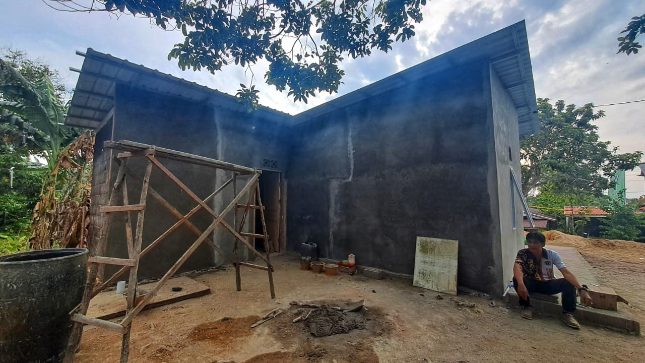 BAGIAN samping rumah warga yang mendapat program bedah rumah PWI Bintan di Desa Teluk Sasah, Kecamatan Seri Kuala Lobam, Bintan, Senin (19/1/2026). F.Slamet Nofasusanto/Batam Pos.