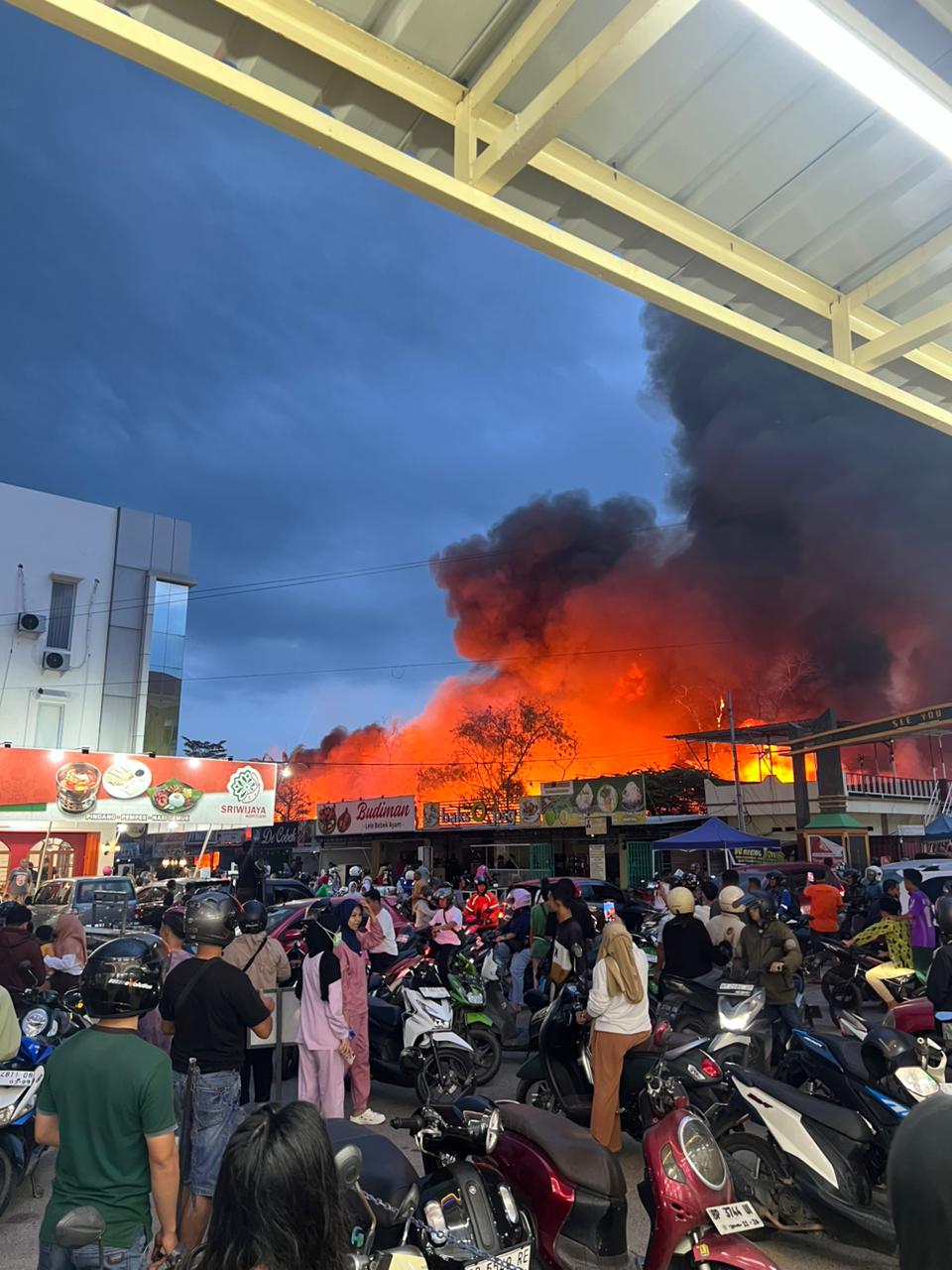 Kebakaran melalap kawasan Pasar Kuliner Mega Legenda, Kota Batam, Selasa (20/1). Kebakaran terjadi sejak sore sekitar pukul 18.00 WIB hingga malam. F. Istimewa