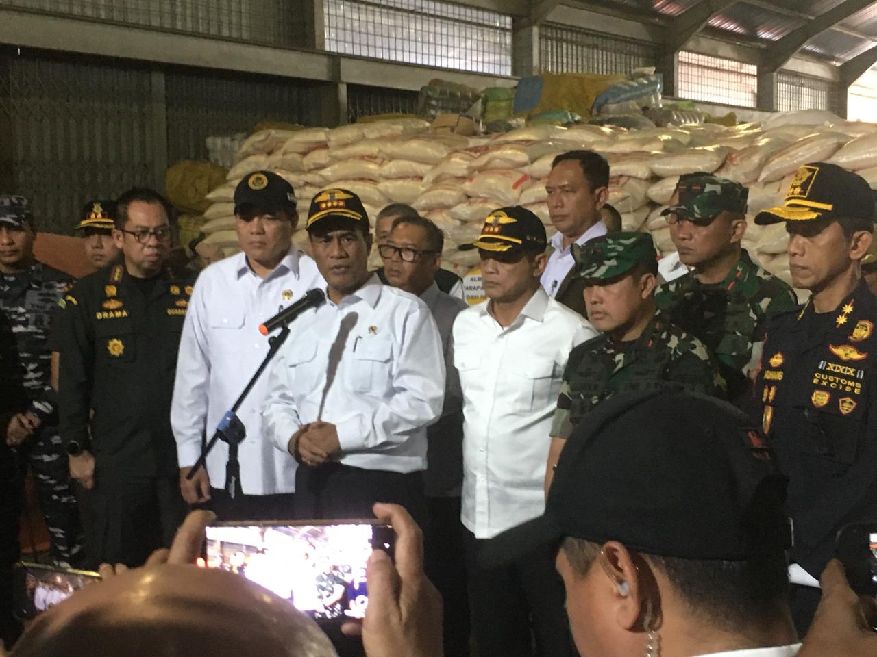 MENTERI Pertanian RI Andi Amran Sulaiman saat meninjau beras hasil penangkapan aparat penegak hukum di gudang Kanwil DJBC Kepri.f.TRI HARYONO/Batam Pos