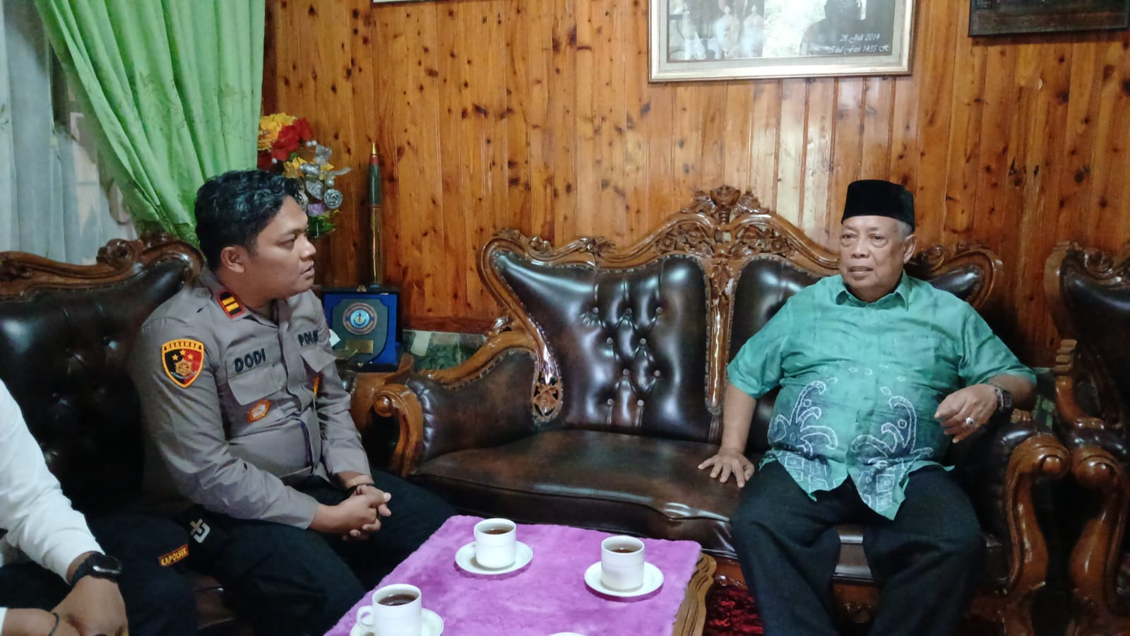 Kapolsek Siantan, Iptu Dodi Setiawan diskusi smažil silaturahmi dengan Ketua LAM Kabupaten Anambas, Ardhan, kumarin. F Ihsan Imaduddin/Batam Pos