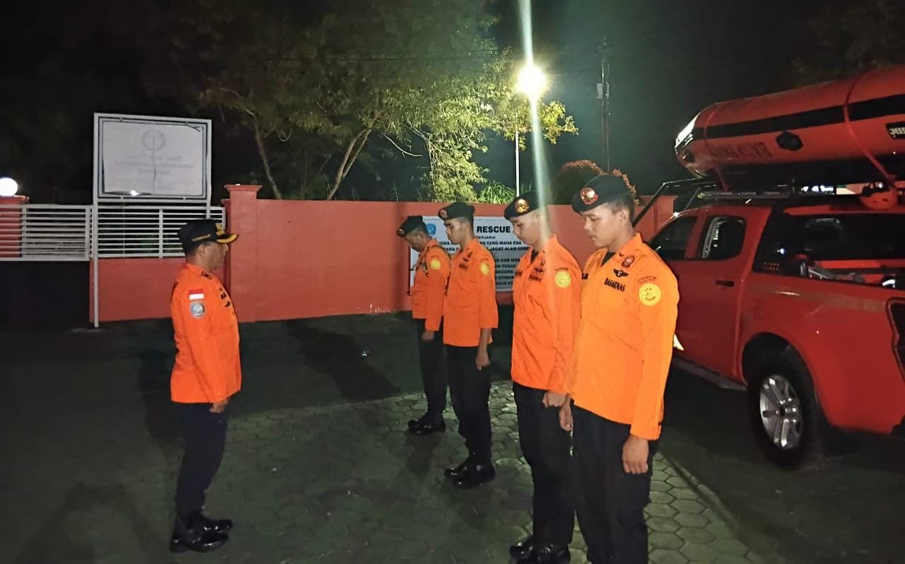 TIM SAR bersiap mencari dan melakukan penyisiran terhadap pekerja yang hilang di perairan Bintan, Senin (19/1/2026) malam. F.KPP Kelas A Tanjungpinang untuk Batam Pos