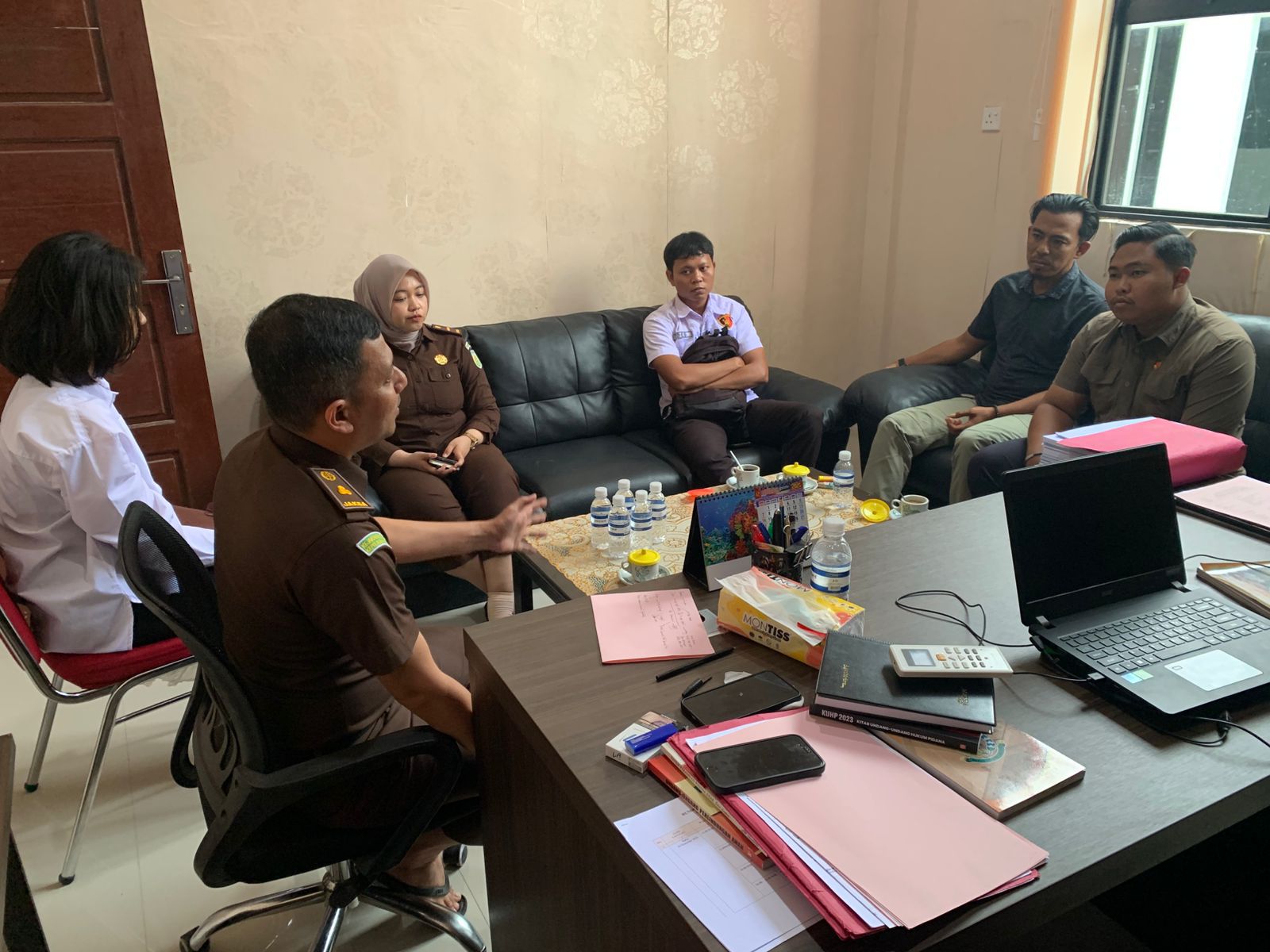 Penyerahan tersangka dan barang bukti kasus tindak pidana pencabulan terhadap anak di bawah umur dari Satreskrim Polres Lingga ke JPU Kejari Lingga, Senin (19/1). F. Istimewa