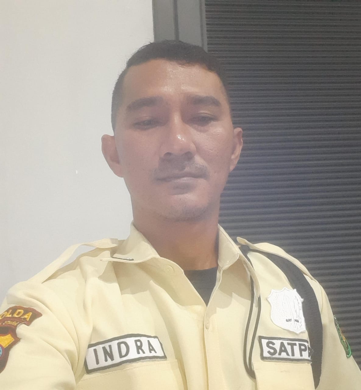Tersangka kasus korupsi dana Desa, Antika, Kades Serat Nonaktif saat bekerja sebagai satkpam dengan identitas palsu di Sumut. F Ist untuk Batam Pos