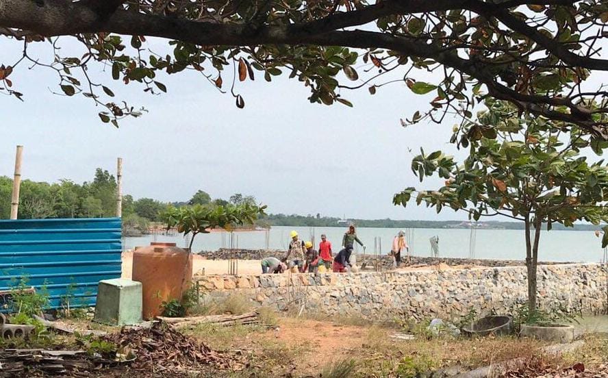 AKTIVITAS penimbunan bakau secara ilegal di kawasan Tanjung Ayun Sakti Tanjungpinang, Selasa (20/1/2026). F. Mohamad Ismail/Batam Pos