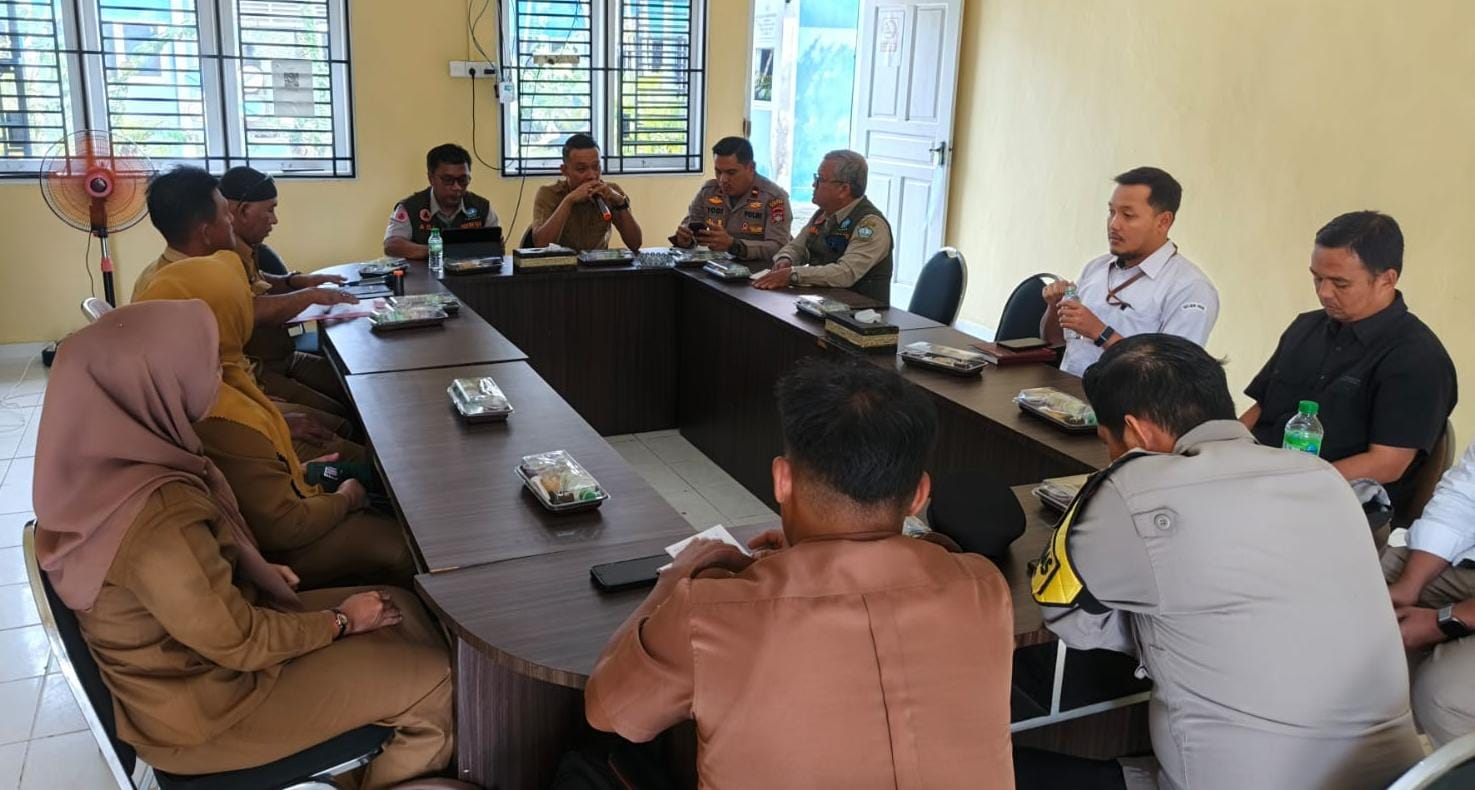 BPBD melaksanakan rapat koordinasi bersama instansi terkait termasuk KKP terkait penanganan buaya di Kantor Camat Teluk Bintan, Selasa (20/1/2026). F. Agus Ariyadi untuk Batam Pos.
