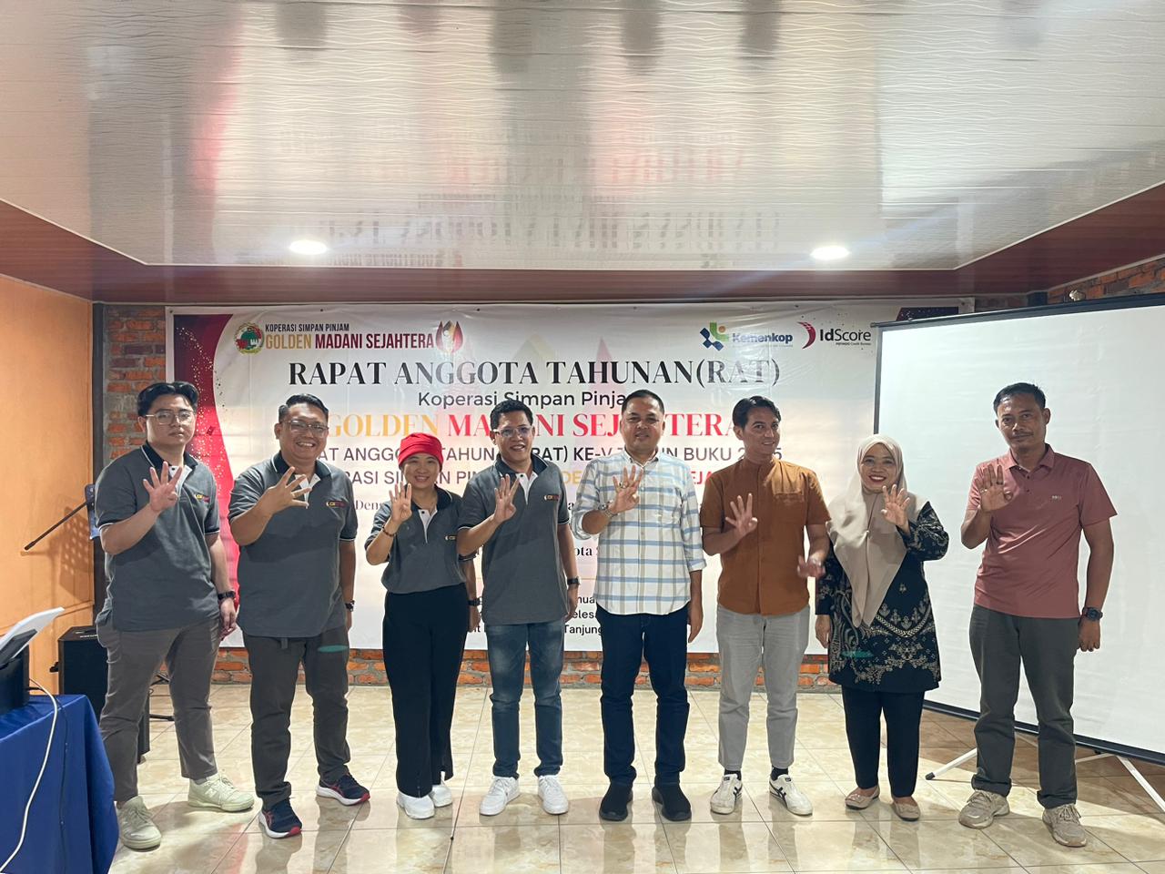 KADIS KUMP dan ESDM Kabupaten Karimun,  Basori foto bersama dengan pengurus Koperasi Simpan Pinjam Golden Madani Sejahtera (KSP-GMS) usai membuka Rapat Anggota Tahunan di Karimun beberapa waktu lalu.