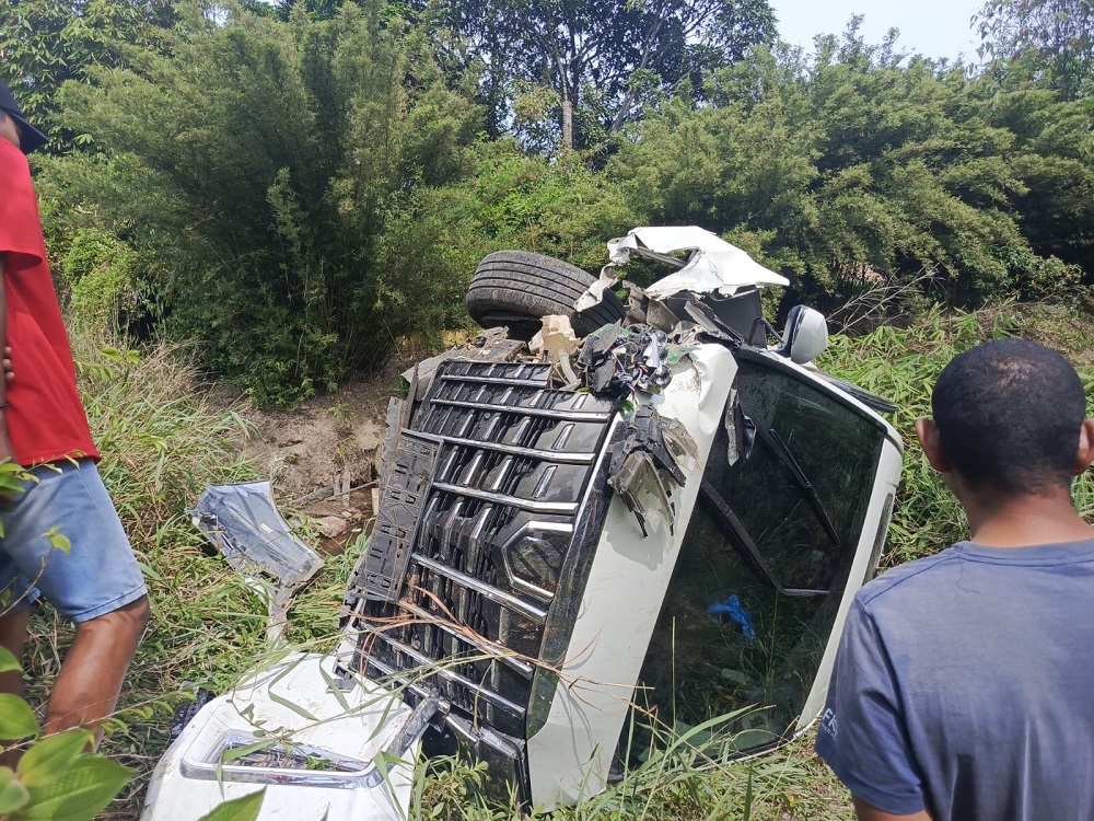 Mobil mewah Toyota Alhard nomor polisi BP 1839 VH terguling dan masuk ke drainase di Jalan Diponegoro, sebelum kawasan Hutan Mata Kucing, Kota Batam, Rabu (21/1) pagi. F. Eusebius Sara/Batam Pos