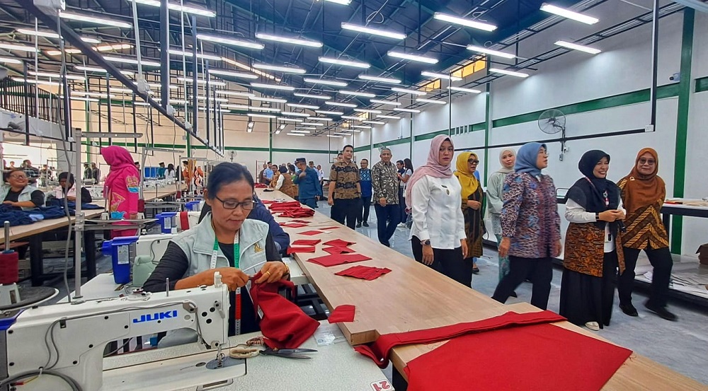 Penjahit mengerjakan orderan di Sentra Industri Fashion Seri Kuala Lobam, Bintan, Rabu (21/1/2026). F. Slamet Nofasusanto/Batam Pos