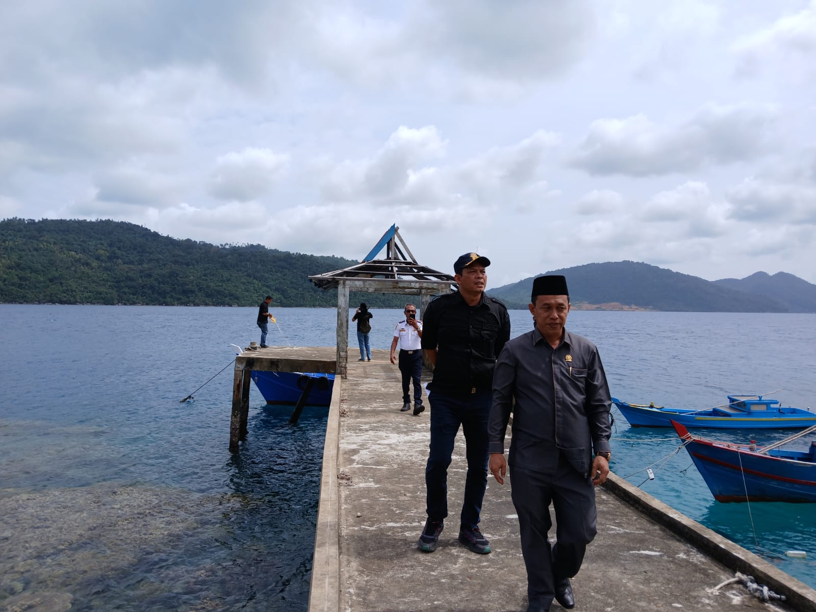 ANGGOTA DPRD Anambas Marjohan dan Plt Kadishub Anambas Nurullah meninjau Pelabuhan PNPM di Desa Piasan kemarin. F Ihsan/Batam Pos
