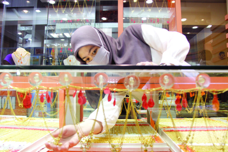 Pegawai toko emas Banda Baru di Megamall Batamcenter menyusun emas yang akan dijual, Selasa (21/7). Harga emas mengalami kenaikan. F Cecep Mulyana/Batam Pos