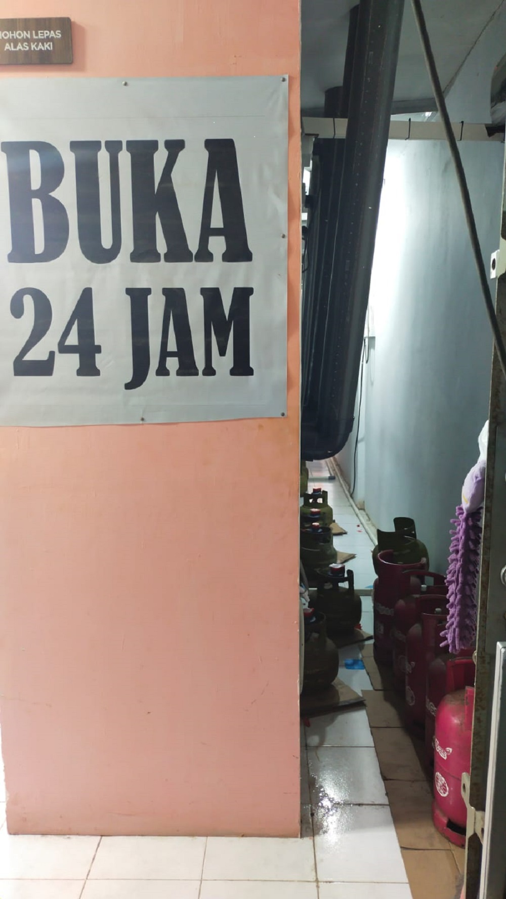 Sejumlah tabung gas elpiji 3 kilogram tampak tersimpan di area belakang mesin cuci salah satu usaha laundry di Kecamatan Sekupang. F. Rengga Yuliandra/Batam Pos