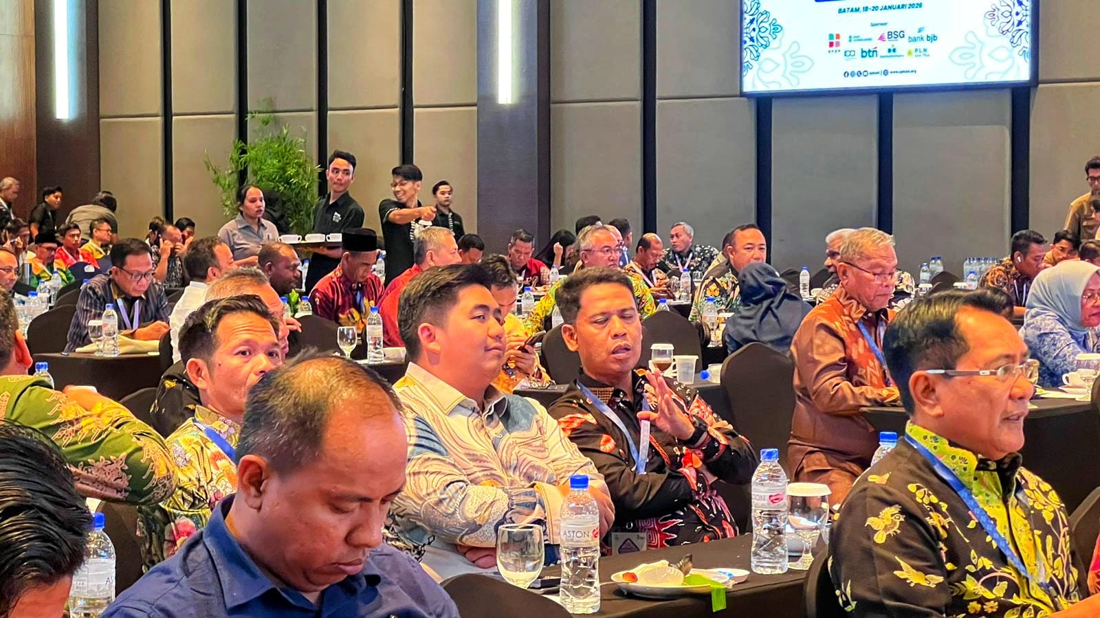 BUPATI Bintan, Roby Kurniawan mengikuti penutupan Rakernas XVII APKASI Tahun 2026 di Ballroom Hotel Aston, Batam, Selasa (20/1/2026). F. Zoko untuk Batam Pos