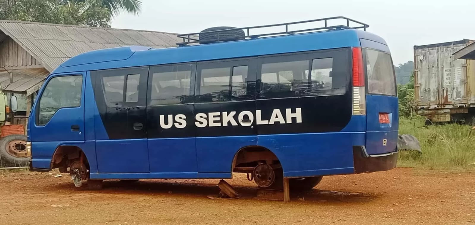 ILUSTRASI bus Sekolah di Desa Marok, Lingga. F Vatawari/Batam Pos