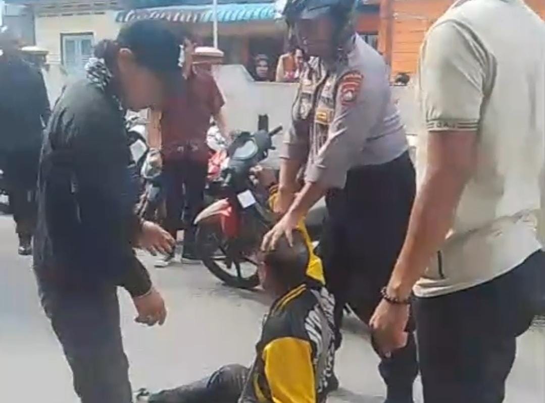 Korban, Dj (duduk) saat dievakuasi masyarakat ke RSUD Tarempa usai dibacok di bagian kepala oleh pelaku. F  Ihsan Imaduddin