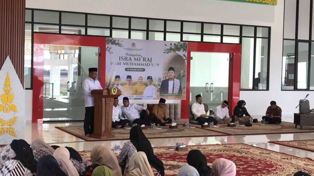 Ketua DPRD Kepri, Iman Sutiawan saat memberikan sambutan dalam kegiatan Isra Mi&rsquo;raj Nabi Muhammad SAW, Kamis (22/1/2026). F. Mohamad Ismail/Batam Pos