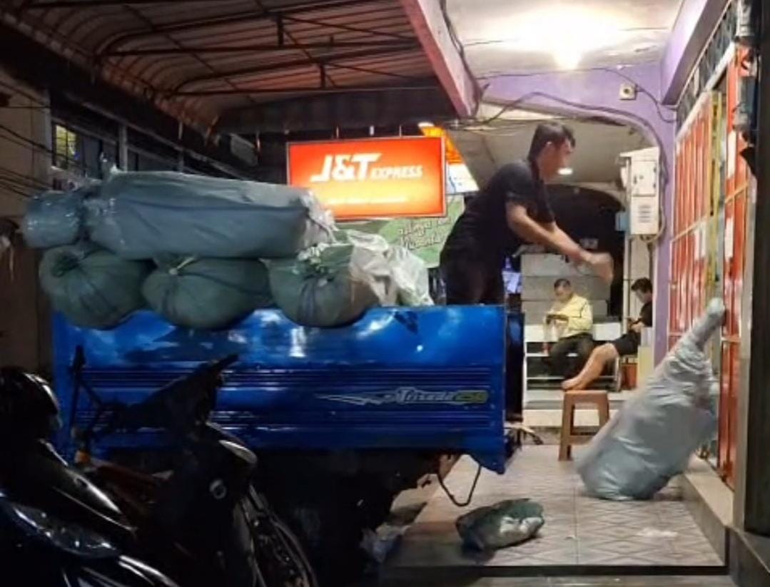 TANGKAPAN layar karyawan J&T Anambas membanting paket konsumen saat hendak memasukkan kedalam gudang. F Ist untuk Batam Pos