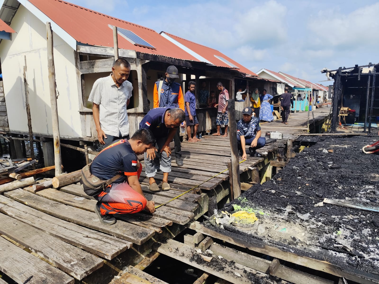KONDISI rumah Kepala dusun yang hangus terbakar di Dusun Linau Air Batu, Kamis dini hari (22/1). F. Okta untuk BATAM POS