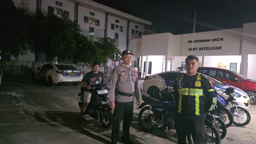 Personel Sat Lantas Polresta Barelang bersama Polsek Sagulung menindak pembalap liar di Sei Pelenggut, Kecamatan Sagulung, beberapa waktu lalu. F. Husnul untuk Batam Pos