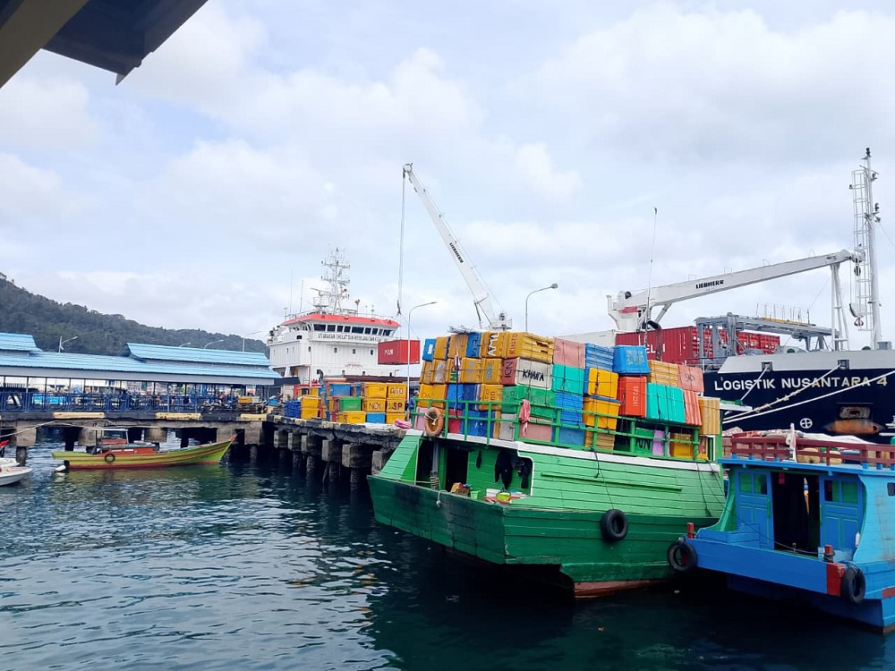 Aktivitas di Pelabuhan Tarempa usai cuaca membaik pasca angin musim utara. Enam kapal kargo berhasil suplai bahan pokok ke Anambas. F. Ihsan Imaduddin/Batam Pos