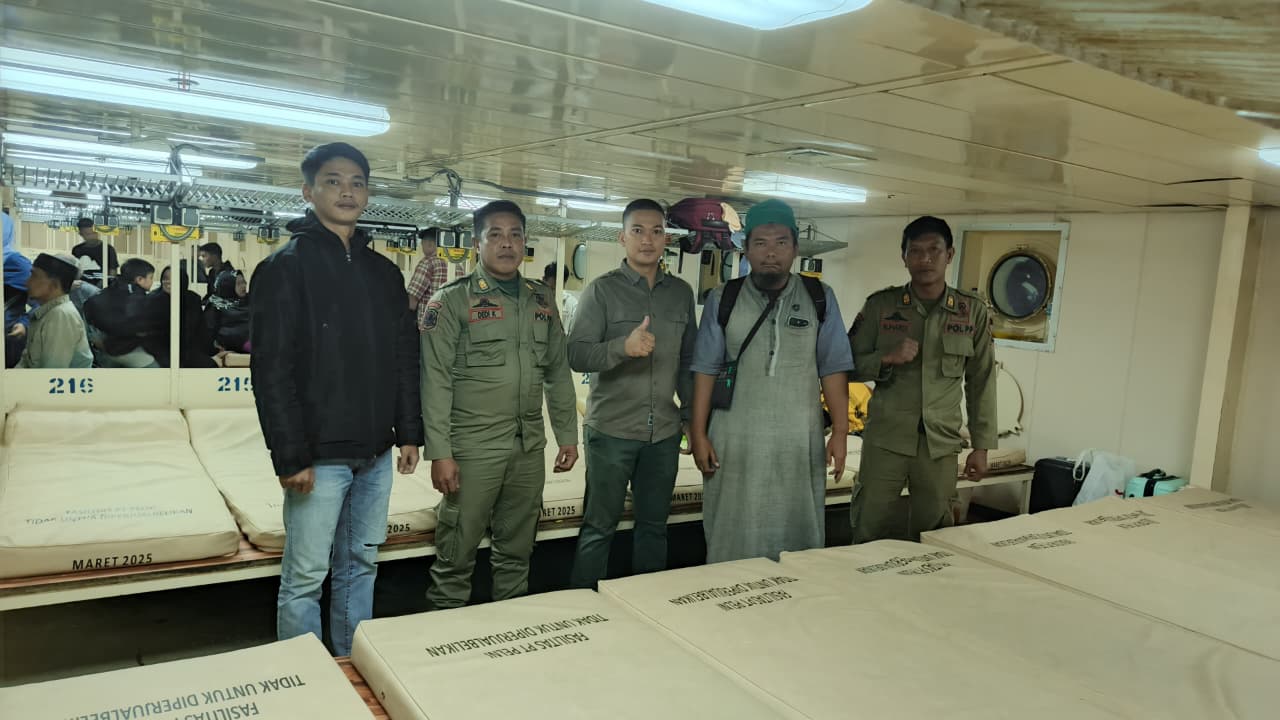 AS,35 (kedua dari kanan), warga Serdang Bedagai yang mengaku ustaz di Anambas saat diamankan Satpol PP. F Agung untuk Batam Pos