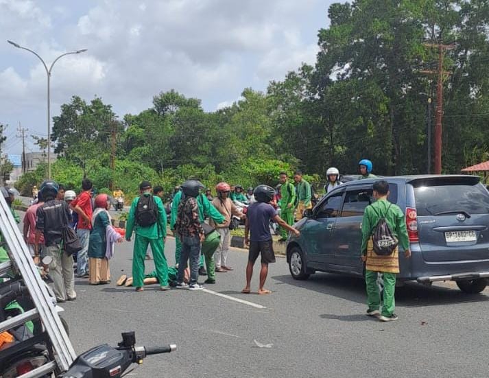 SATU korban pelajar yang mengendarai motor Jupiter Z terkapar usai terlibat kecelakaan di Jalan Tanjungpinang-Tanjung Uban, Jumat (23/1/2026). F. Slamet Novasusanto/Batam Pos
