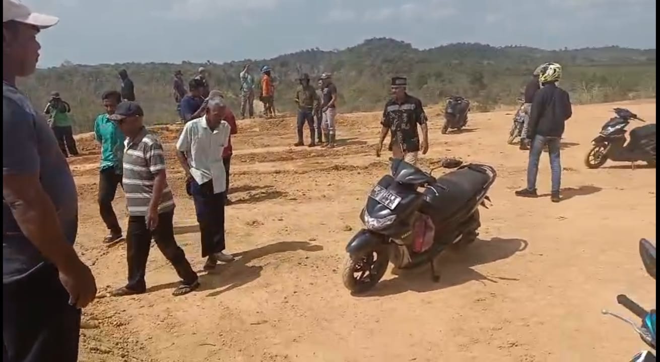 WARGA Desa Marok Tua saat datang ke lokasi pencucian batu Bauksit milik PT Hermina Jaya dan menghentikan aktifitasnya, Kamis (22/1/2026). F. Safarudin untuk BATAM POS