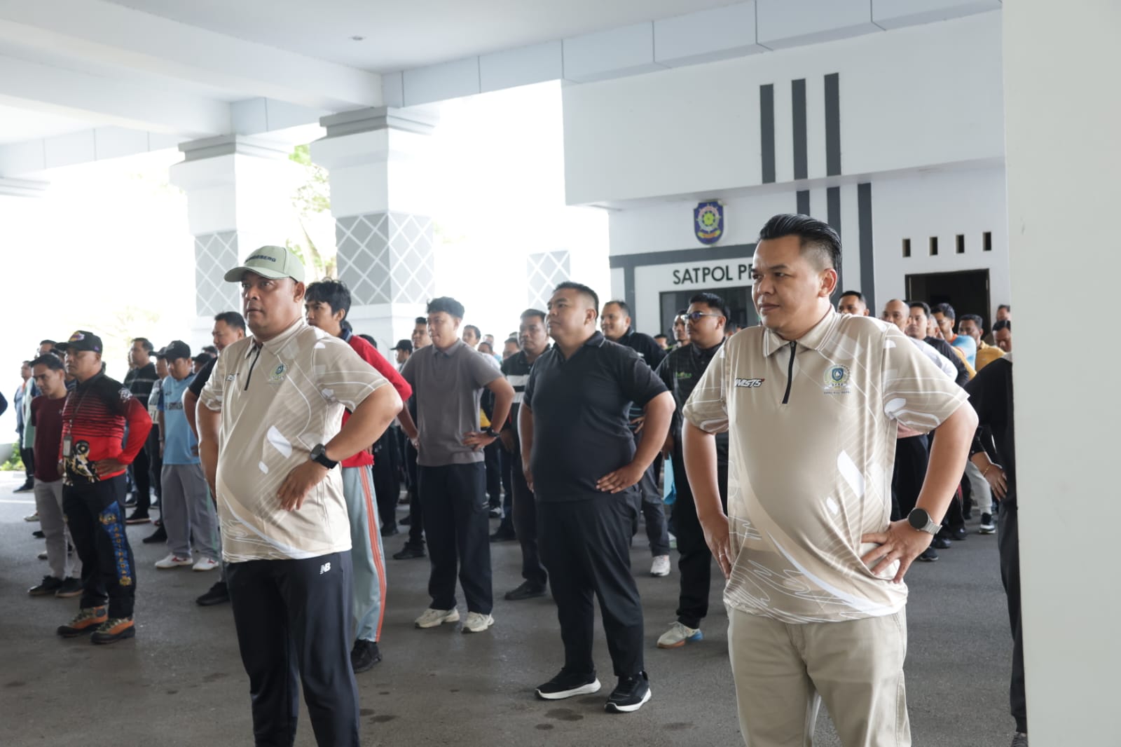 IMAN Sutiawan saat memimpin kegiatan senam dan jalan santai sekretariat DPRD Kepri, Jumat (23/1). F. Mohamad Ismail/Batam Pos
