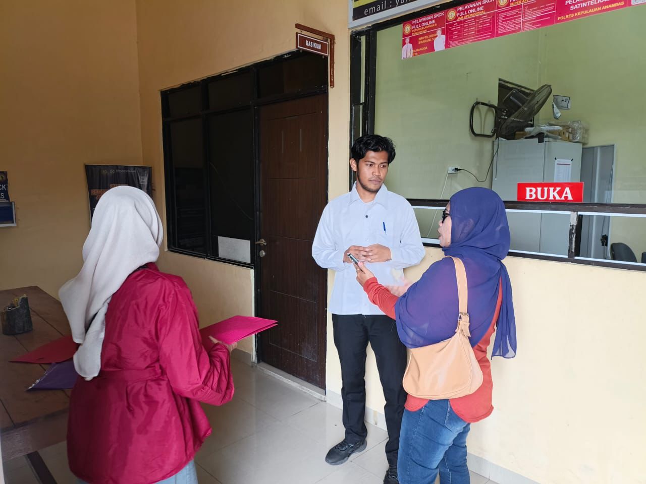 PETUGAS Satintelkam Polres Anambas melayani masyarakat yang mengajukan permohonan pembuatan SKCK. Kini, warga pula bisa buat SKCK melalui aplikasi Super App Polri. F Ihsan/Batam Pos