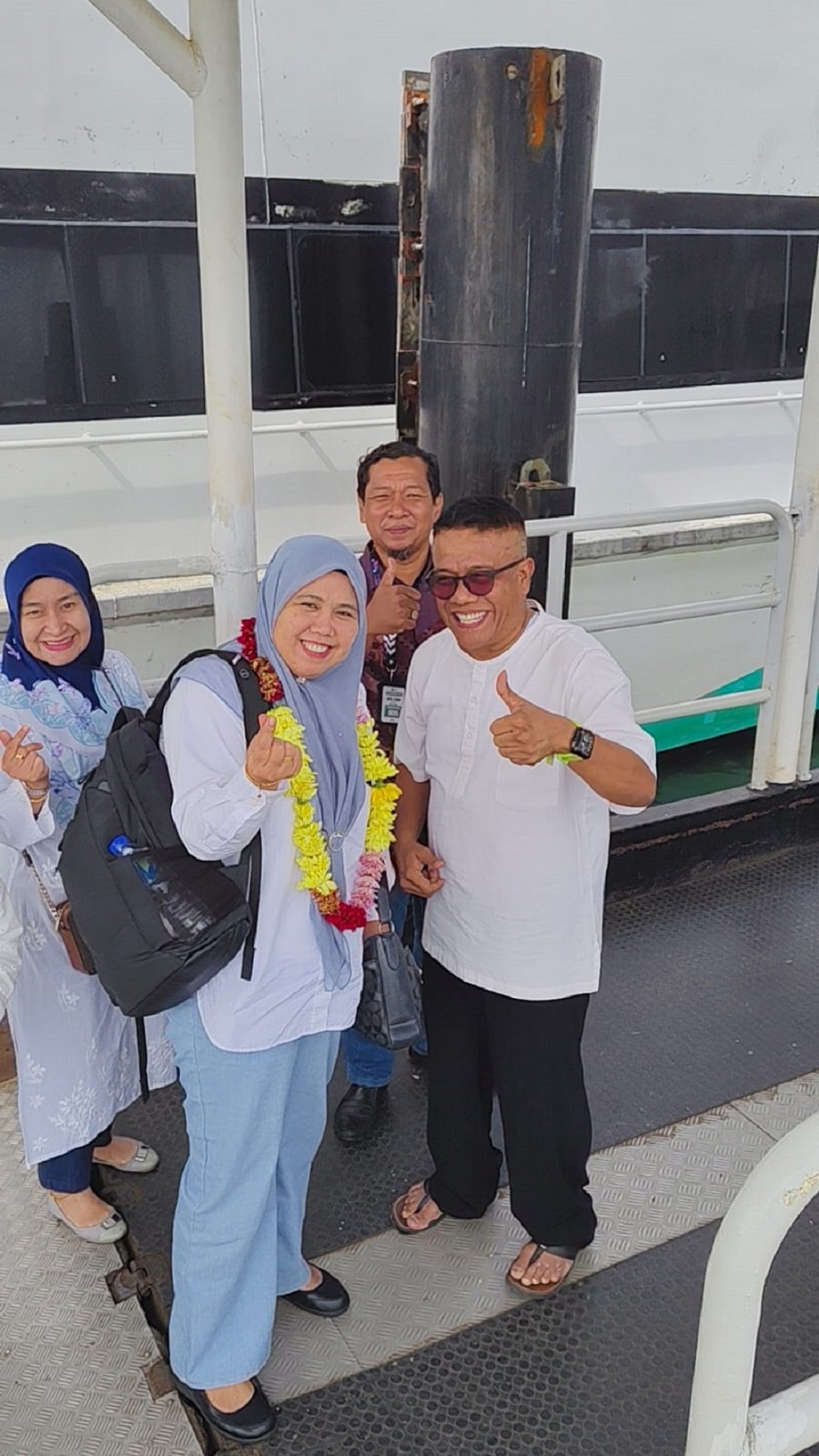 Kepala Disparbud dan Pariwisata Kota Batam, Ardiwinata menyambut kedatangan salah satu tamu dari Malaysia dengan mengalungkan bunga selamat datang. F. Istimewa