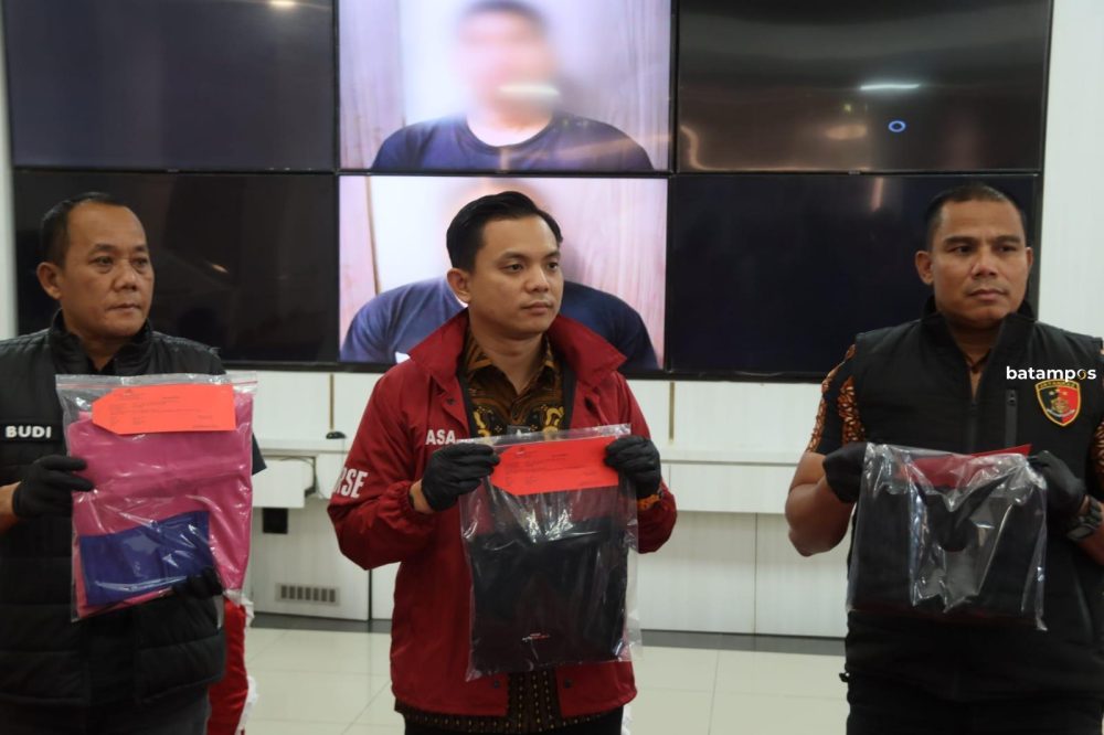 Kasat Reskrim Polresta Barelang, Kompol Debby Tri Andrestian, menunjukkan barang bukti kasus pengeroyokan juru parkir di Ocarina. F. Cecep Mulyana/Batam Pos