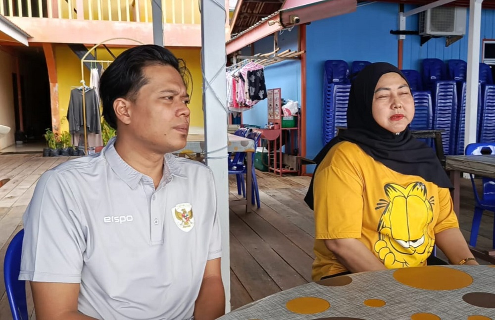 Calon penumpang Wings Air yang gagal berangkat, Zikri Waldi (kiri) dan Rina saat memberikan pernyataan pasca tiga kali keberangkatan ditunda. F. Zikri untuk Batam Pos