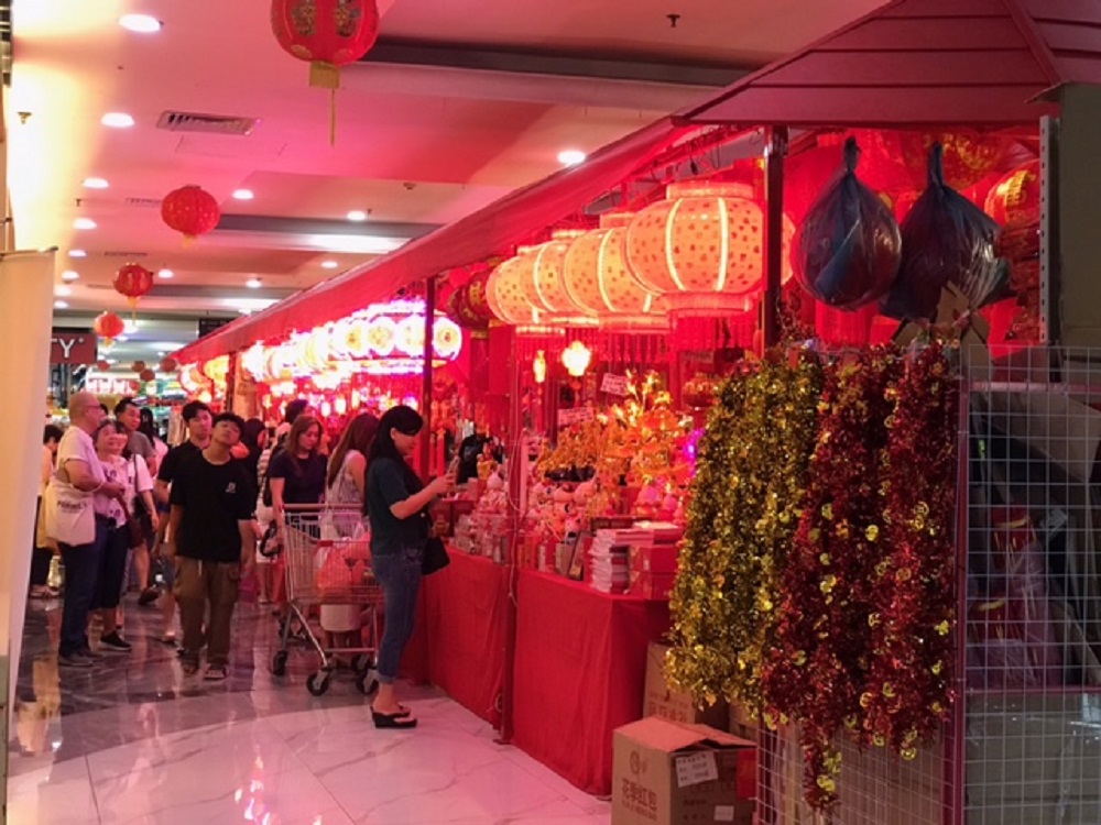 Nuansa merah khas Tahun Baru Imlek mulai mendominasi pusat-pusat perbelanjaan di Kota Batam, seperti di Mall Batam City Square (BCS) pada Sabtu (24/1). F. Muhammad Sya