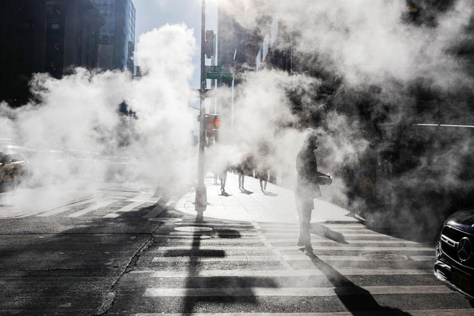 PEDESTRIAN dan kemacetan lalu lintas di saat musim dingin di Midtown, Manhattan, New York, 21 Januari 2026 lalu. AS menghadapi cuaca dingin ekstrem selama beberapa hari ke depan. F AP via USA Today