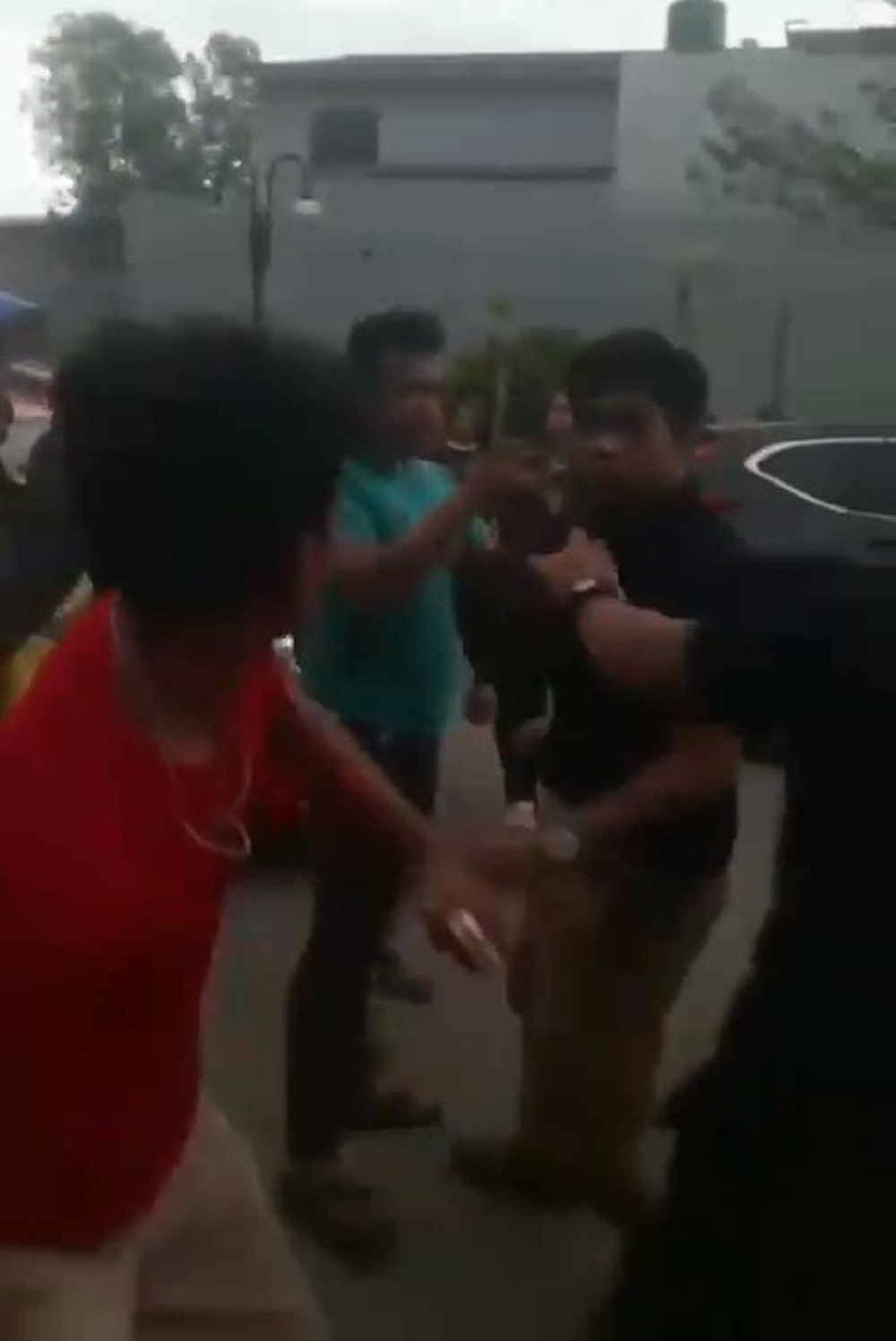 Tangkapan video pengeroyokan terhadap seorang pengemudi taksi online yang beredar di grup WhatsApp warga, Sabtu (24/1). Pengeroyokan diduga bermula dari senggolan kendaraan. Foto dari video grup WA