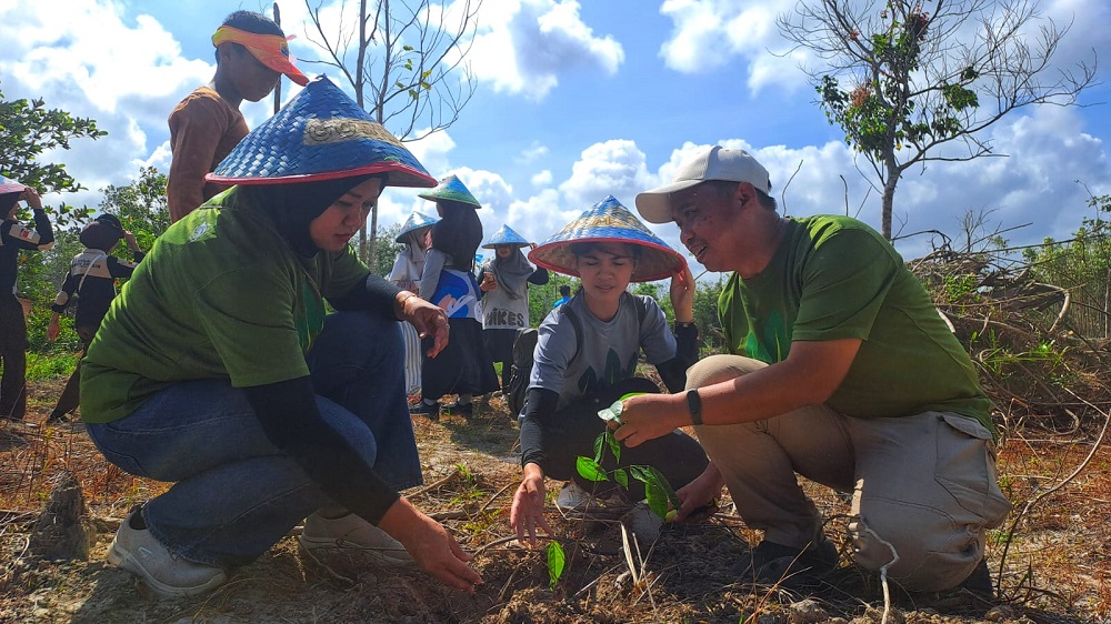 Penanaman pohon di lahan seputaran objek wisata edukasi Gudem Bee Farm, Kampung Pasiran, Desa Sri Bintan, Kecamatan Teluk Sebong pada Sabtu (24/1). F. Slamet Nofasusanto/Batam Pos