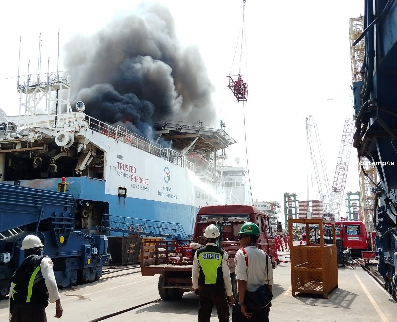 Kebakaran kapal MV Elsa Regent terjadi di Galangan Kapal PT ASL Shipyard, Batuaji. Sejumlah mobil pemadam kebakaran dikerahkan ke lokasi kejadian, Minggu (25/1).