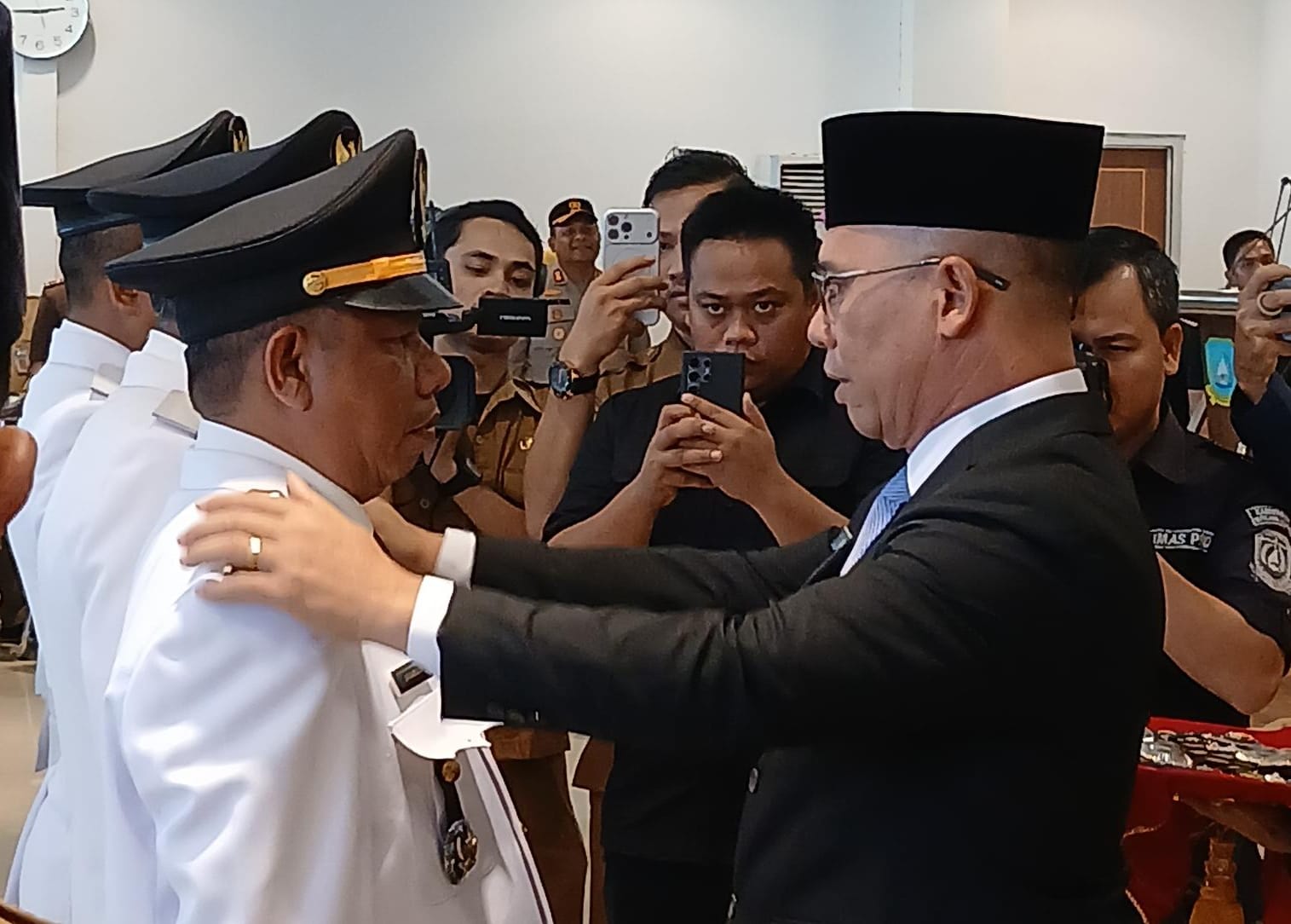 BUPATI Kepulauan Anambas, Aneng menyematkan tanda jabatan kepada Syamsir, Camat Siantan. Aneng merombak habis total Camat dan Lurah demi pelayanan maksimal. F Ihsan Imaduddin/Batam Pos