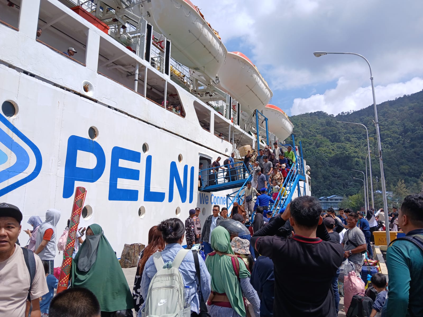 KM Bukit Raya saat sandar di Pelabuhan Tarempa. Pemkab Anambas usulkan penambahan armada di momen Mudik Lebaran. F Ihsam I/Batam Pos