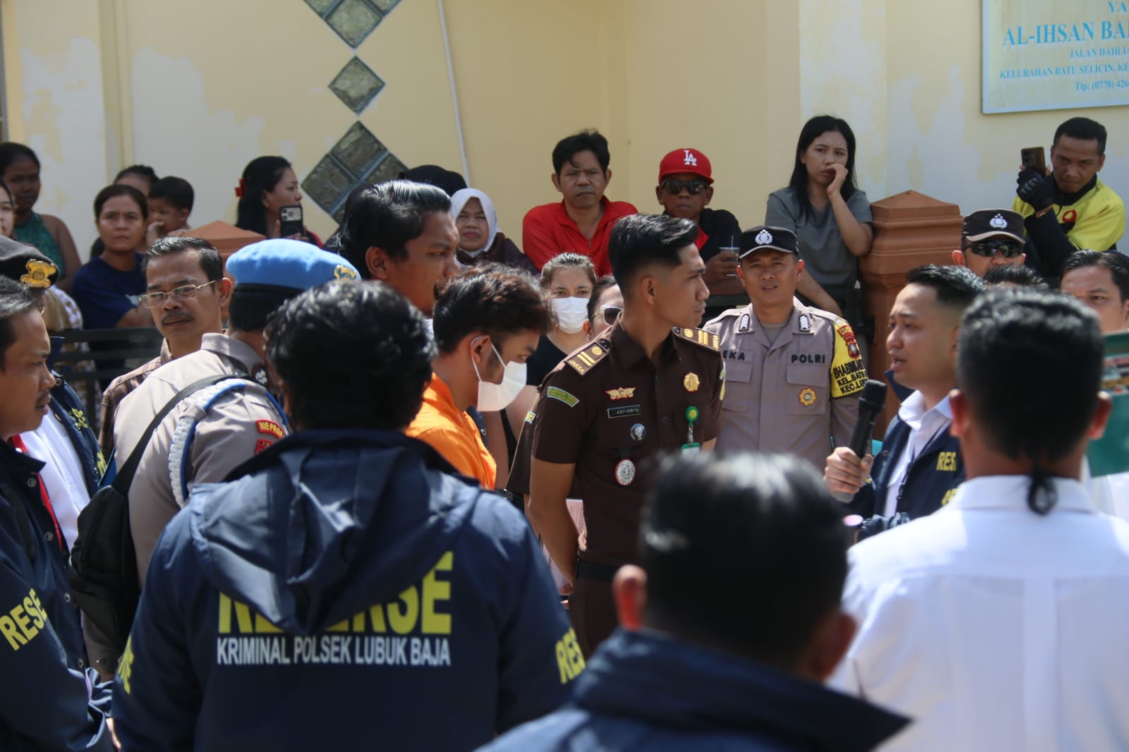 Tersangka M Tegar Aditama menjalankan rekonstruksi kasus pembunuhan terhadap Bela Yudela, di lokasi kejadian perkara (TKP), di Blok 6 Lubukbaja, Batam, Senin (26/1) pagi. F. Cecep Mulyana/Batam Pos