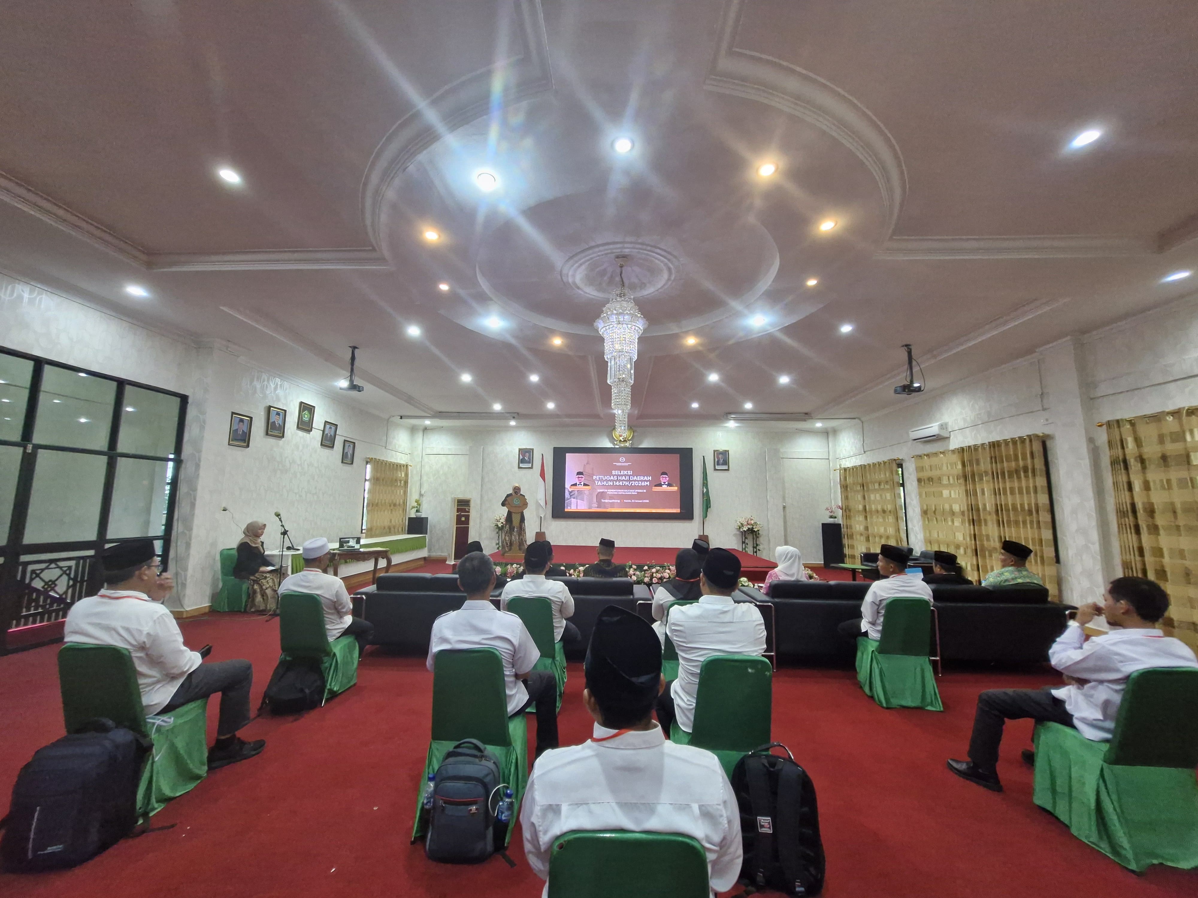 PETUGAS Haji Daerah di Kepri saat menjalani seleksi di Gedung Kemenag Kepri di Tanjungpinang. F. Kemenhaj untuk Batam Pos