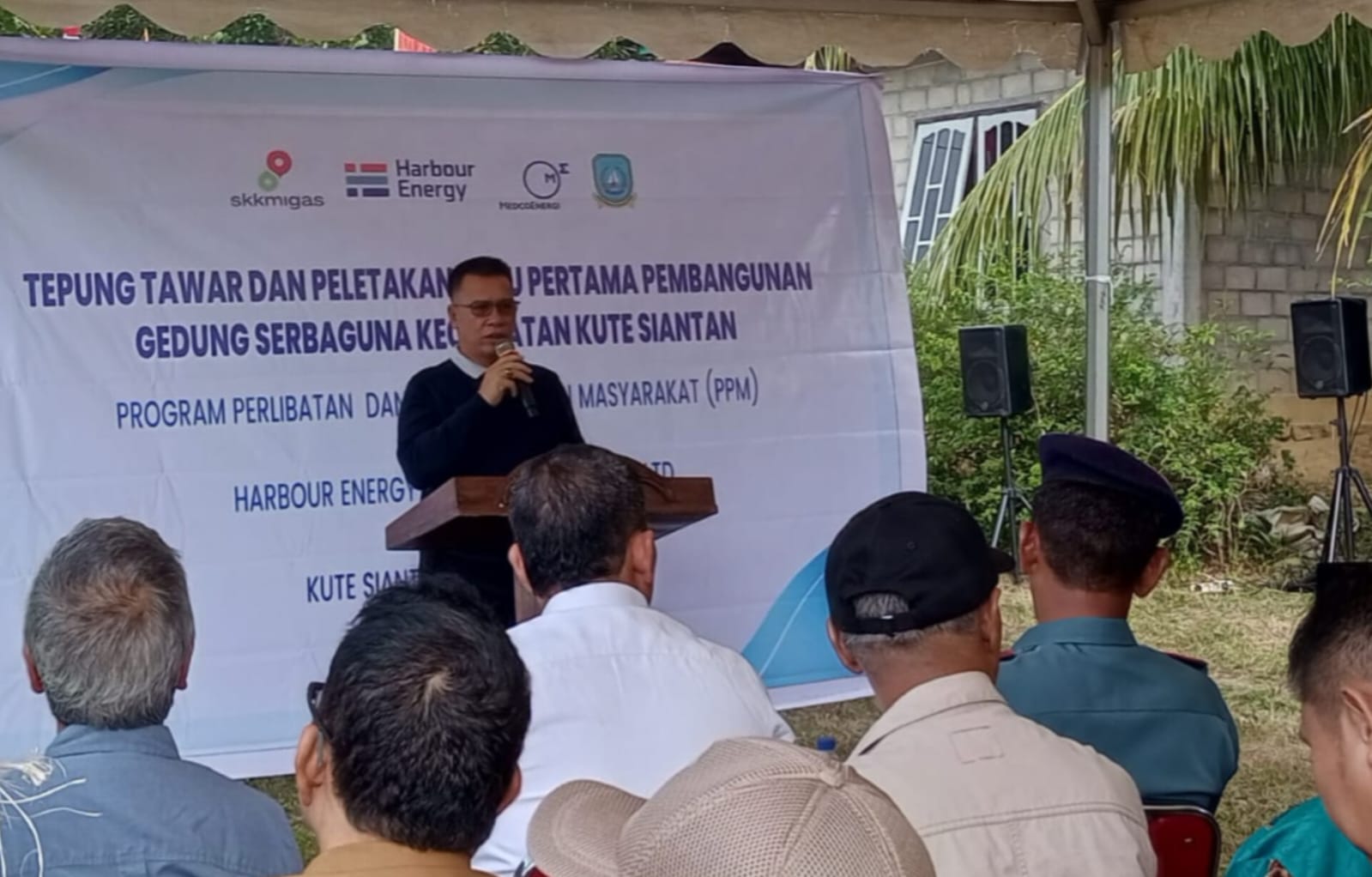 BUPATI Anambas, Aneng didampingi perwakilan Perusahaan Migas melakukan peletakan batu pertama pembangunan Gedung Serbaguna Masyarakat Kute Siantan, Selasa (26/1/2026). F Ihsan Imaduddin/Batam Pos
