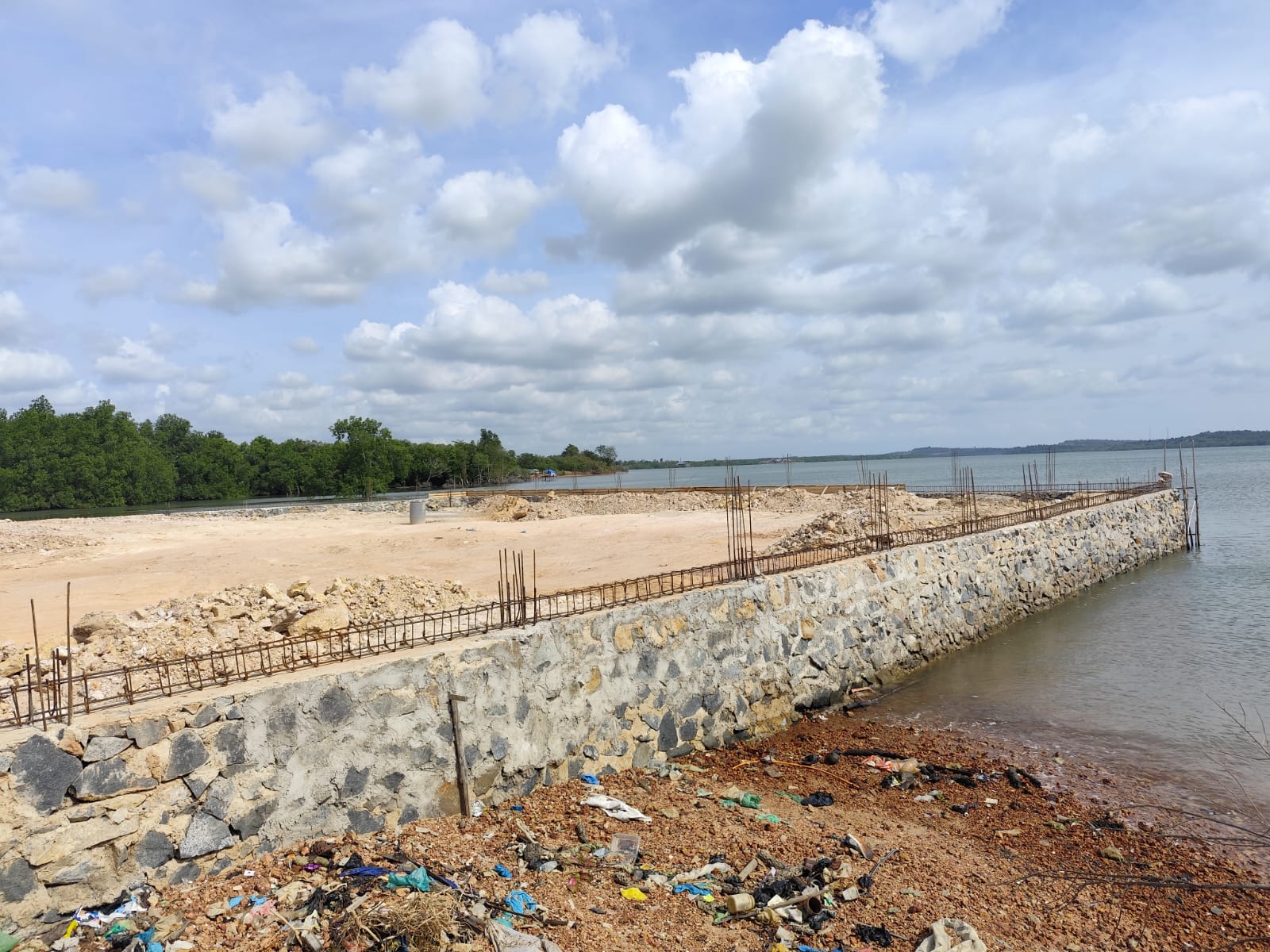 KONDISI reklamasi di pesisir Tanjung Ayun Sakti, Tanjungpinang. Penimbunan pantai dan pembangunan tanggul terlihat memanjang ke arah laut, Senin (26/1). F. Mohamad Ismail/Batam Pos