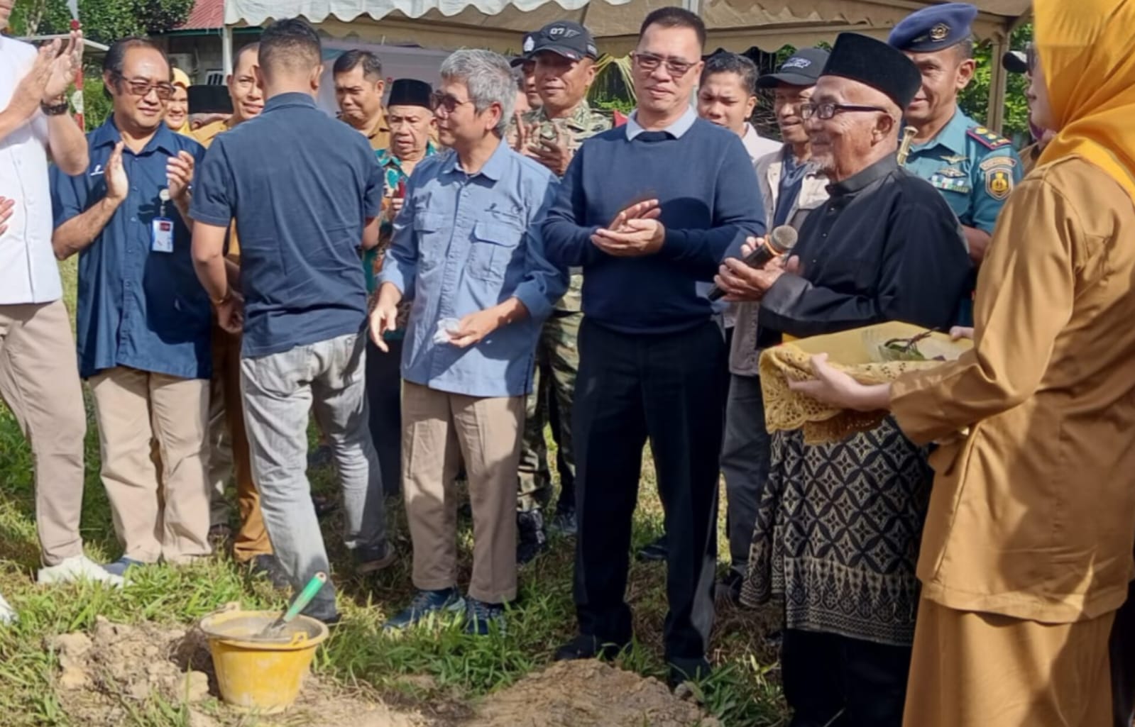 PROSESIpeletakan batu pertama pembangunan Gedung Serbaguna Masyarakat Kute Siantan, Selasa (27/1/2026). F Vatawari/Batam Pos